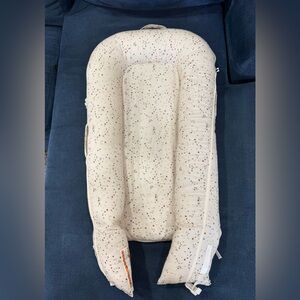 DockAtot Deluxe+ terrazzo Speckle - Cream with Multicolor Dots